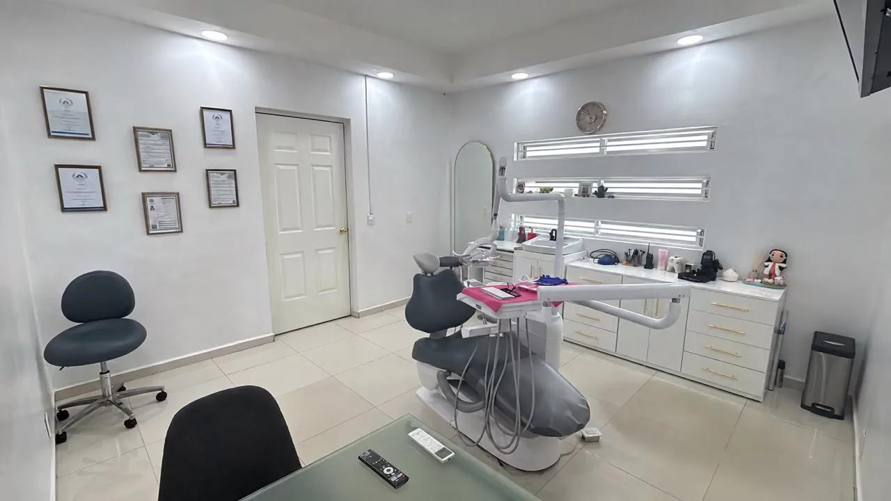 Consultorio equipado de Dentia con unidad dental y área de trabajo